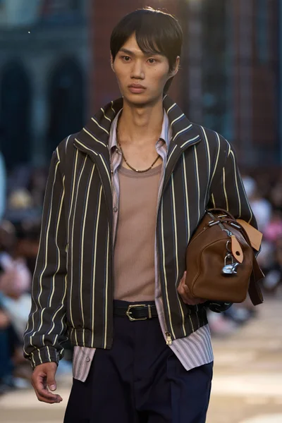 Look 16